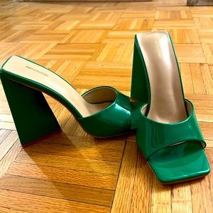 Prettylittlething patent green triangle block heels